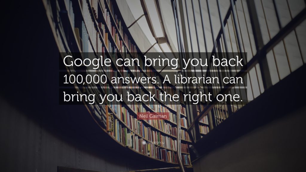 Bild med Gaimans citat och bibliotekshyllor i bakgrunden