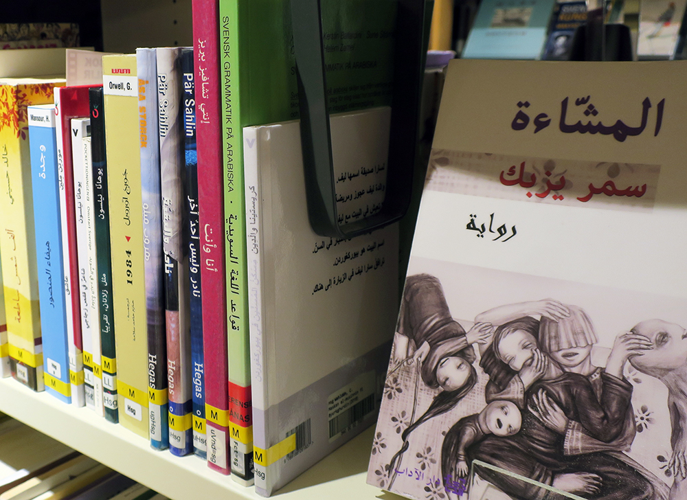Bild från mångspråkshyllan i biblioteket, här med böcker på arabiska