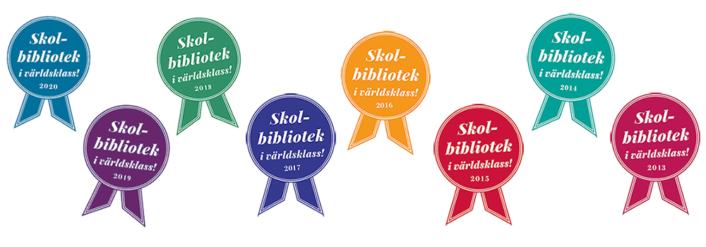 Bild på prisrosetter där det står "Skolbibliotek i världsklass!" och årtalen 2013-2020